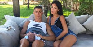 cristiano-ronaldo-gf-covers-baby-bump-ftr